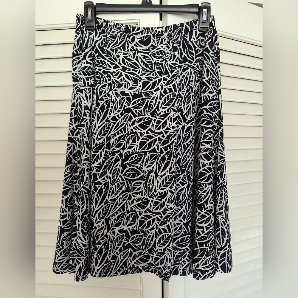 Women's Worthington stretchy skirt black white pleated knee length Boho Pheasant